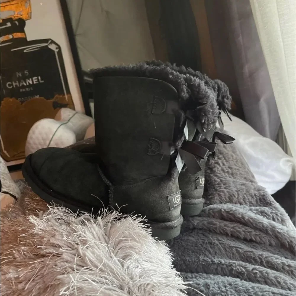 Sz 5 black sheepskin/sherpa  bailey bow 2 UGG classic   Short boot